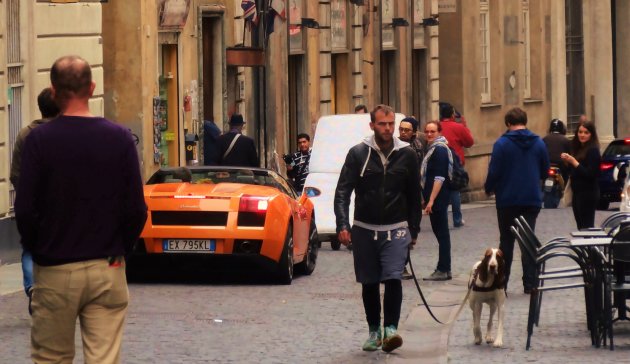 Een wel erg afwisselend straatbeeld in Genua 