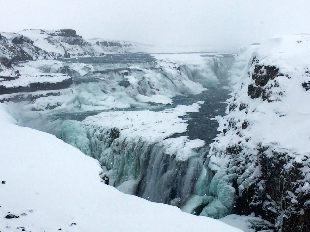 Sneeuwstorm over de waterval