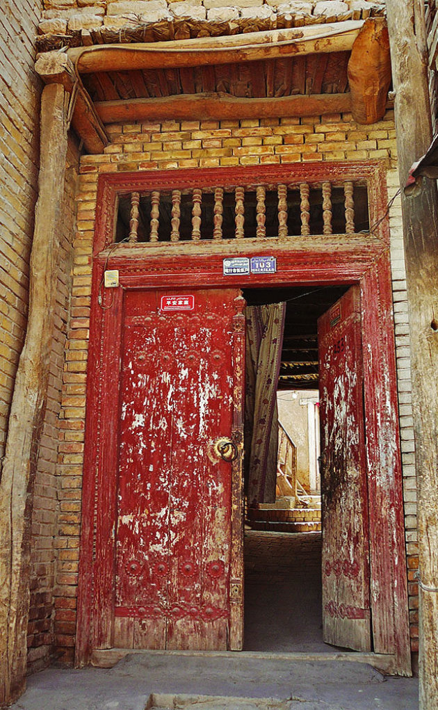 Oude deur en doorkijk in Kashgar