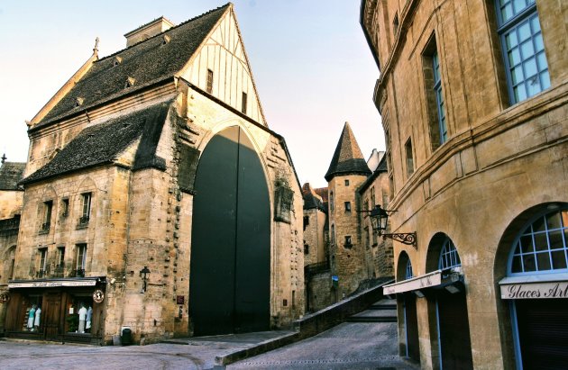 beleef een zomerweek in Sarlat (en een enorme deur)