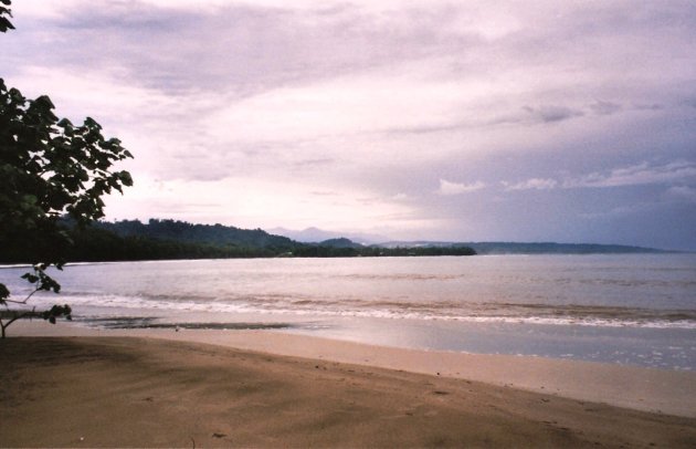 Caribisch strand bij Cahuita