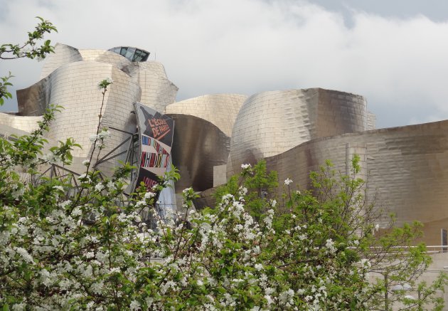 Guggenheim achter de bloemen