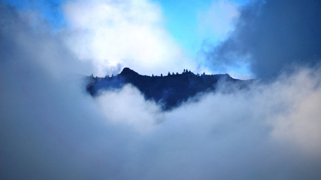 Bergwand in de wolken