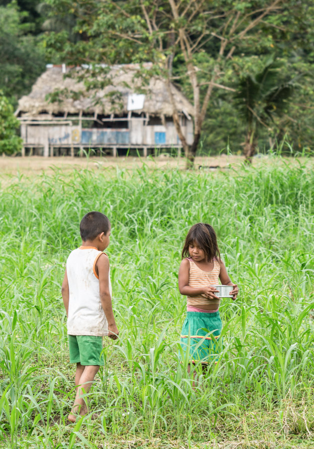 Kinderen midden in de jungle