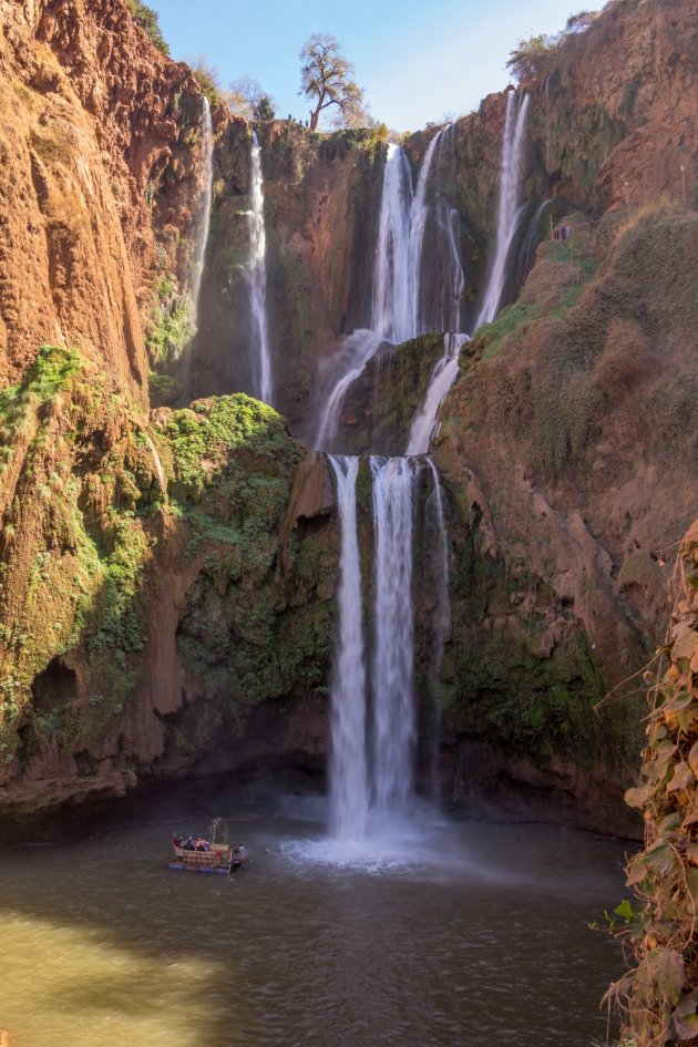 Een klein bootje bij de waterval