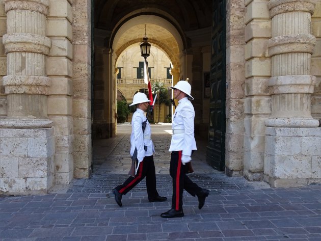 Wachterswisseling voor het Grootmeesterspaleis in Valletta
