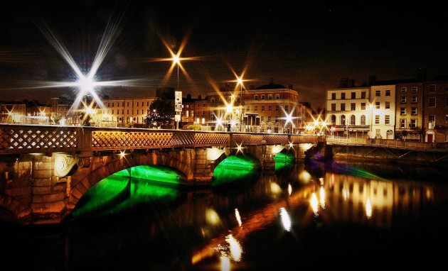 de bruggen over de Liffey at night