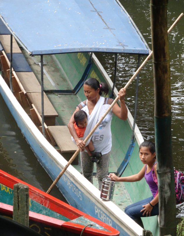 Indiaans gezin onderweg