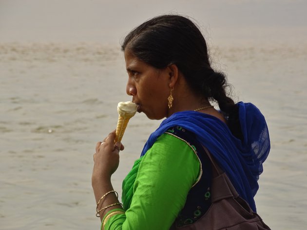 Genieten van een lekker ijsje op het strand