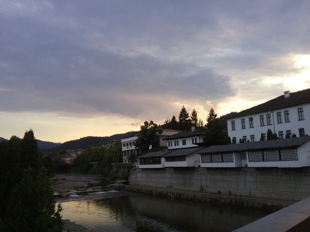 De rivier de Cherni Osam in Troyan, Bulgarije