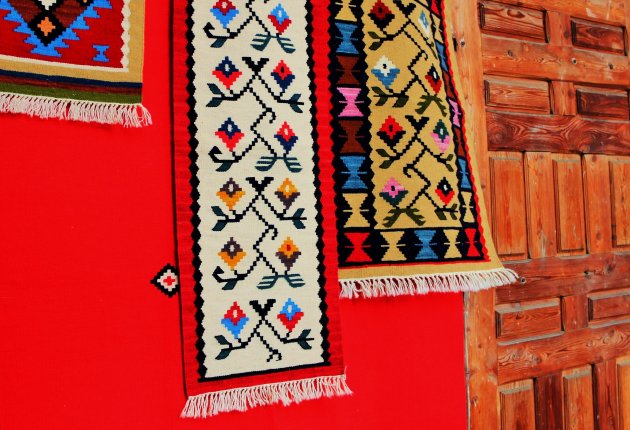 Kleurrijke tapijten in de moskee van Shumen