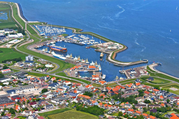 Zicht op de haven van Oudeschild op Texel