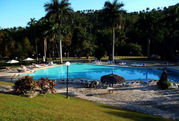 Verkoeling in het zwembad, West -cuba 