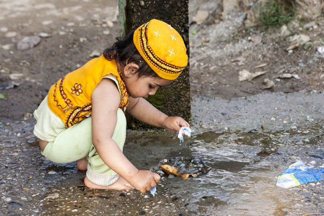 Kind speelt met water