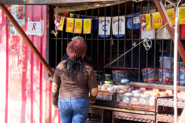 Klant bij de kiosk