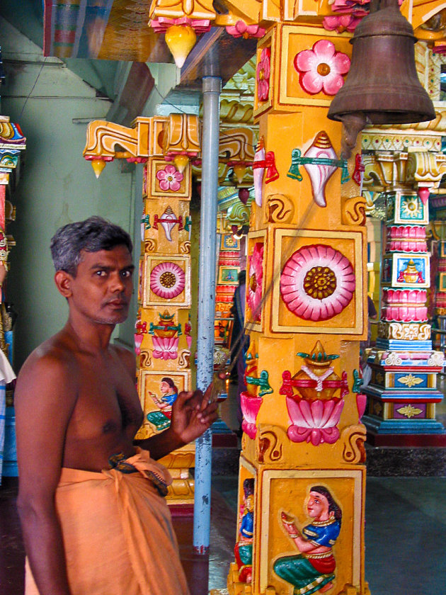 Klokkenluider in tempel Trincomalee