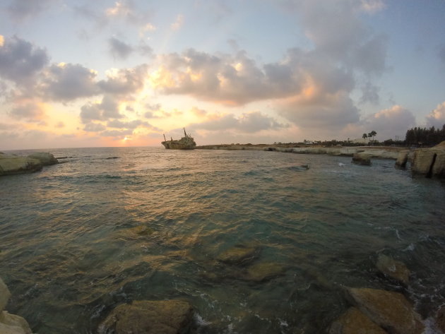 Half gezonken schip aan kust tussen Akamas en Paphos