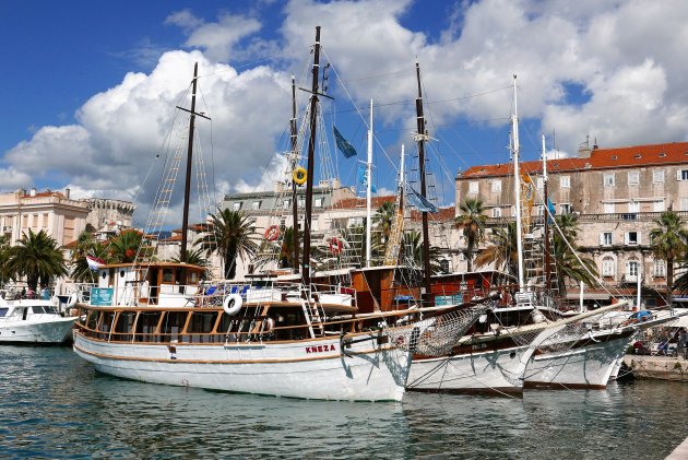 Prachtige schepen in de haven van Split