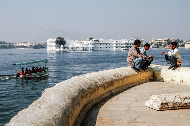 Neem de boot bij het Pichola Lake