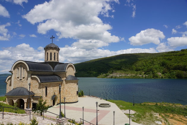 Moderne kerk aan het Mavrovo meer