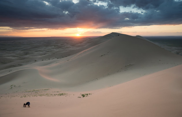 De zingende zandduinen beklimmen