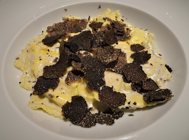 Zwarte truffel ravioli