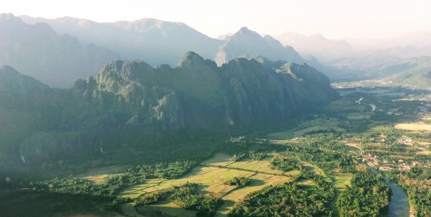 Vang Vieng van bovenaf.