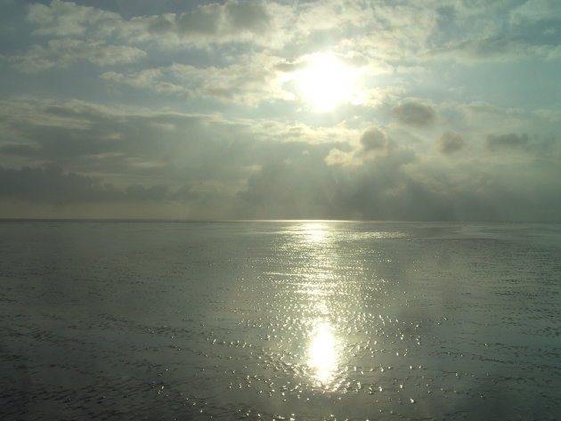 De lucht breekt open boven het Wad