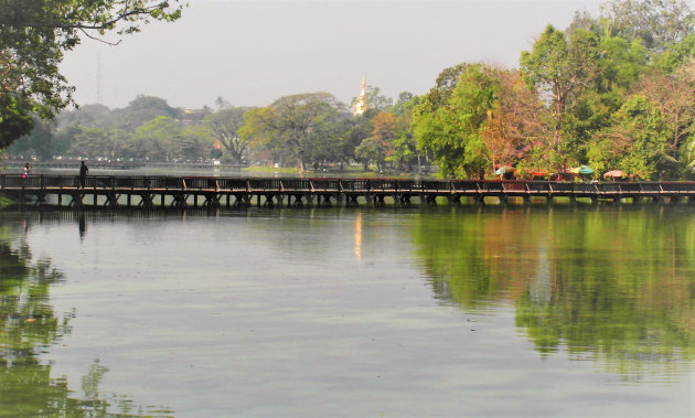 Shwedagon vanuit Kandawgyi