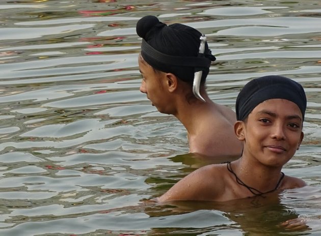 De Kirpan gaat mee in bad.