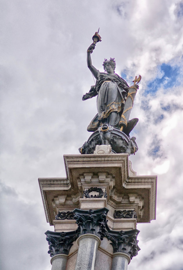 Beeld op het plaza de indepencia