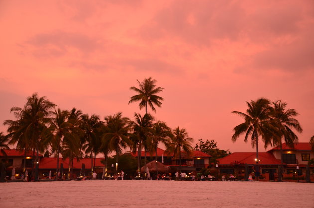 Avondrood brengt water in de sloot