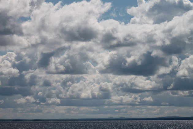 Bijzonder wolkendek over het Onegameer