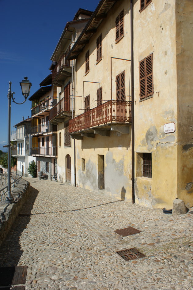 straatje in La Morra