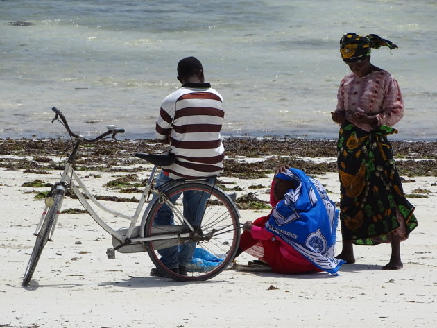 Praatje maken op het strand 