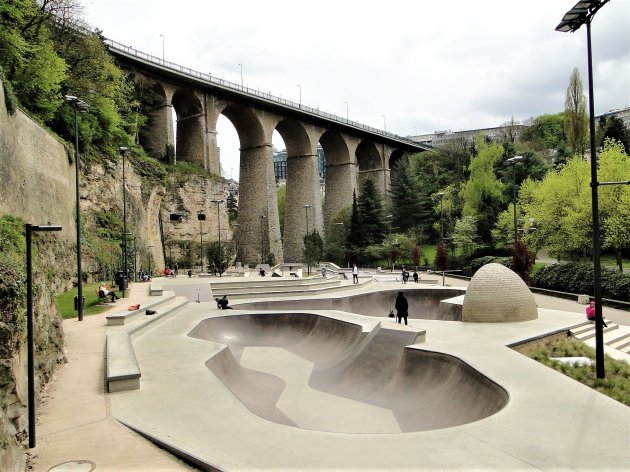 Skate park onder de brug.