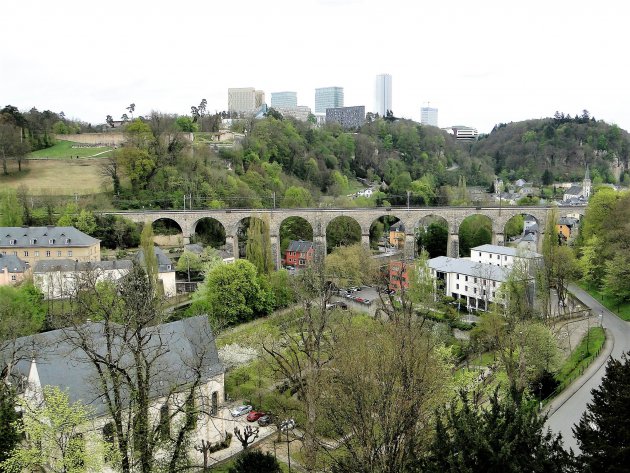 Boogbrug voor de spoorlijn.