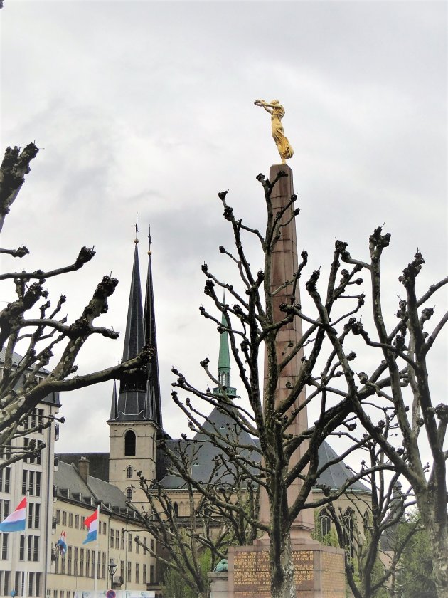 Obelisk met Gouden vrouw.