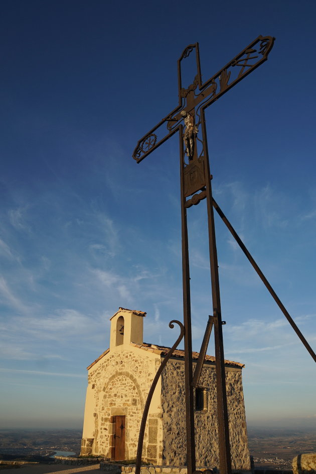 Kerkje op heuvel