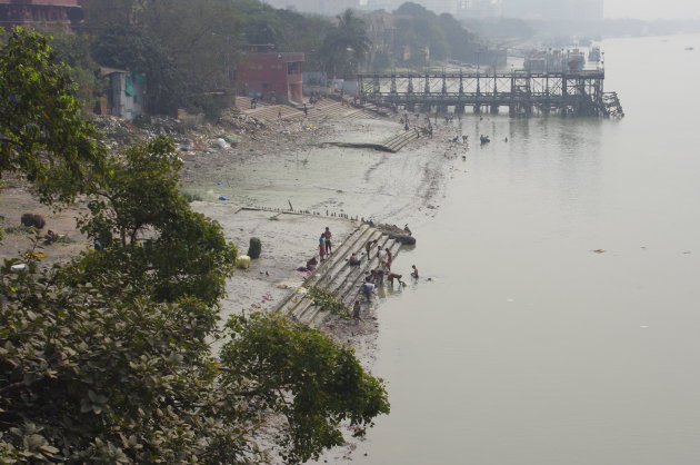 Uitzicht vanaf de Howraw bridge