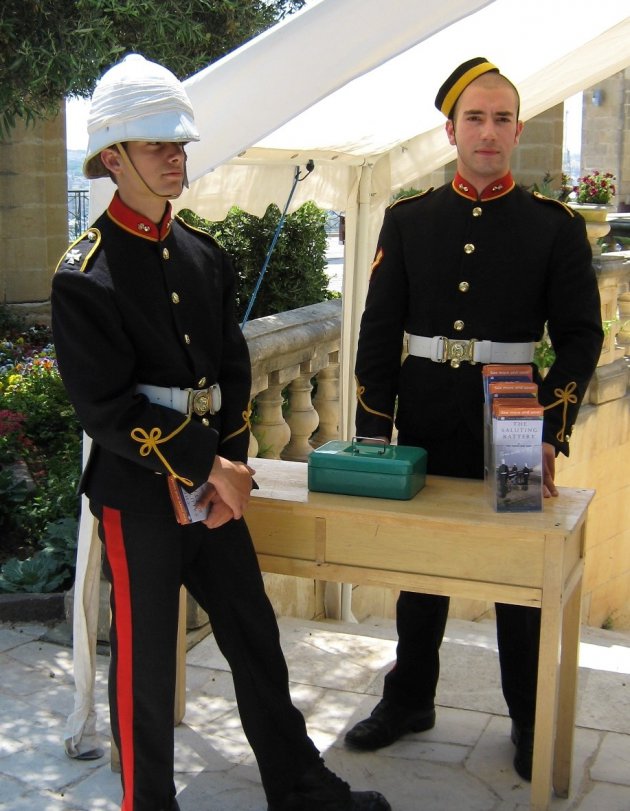 Soldaten verkopen kaarten voor het afschieten van het kanon