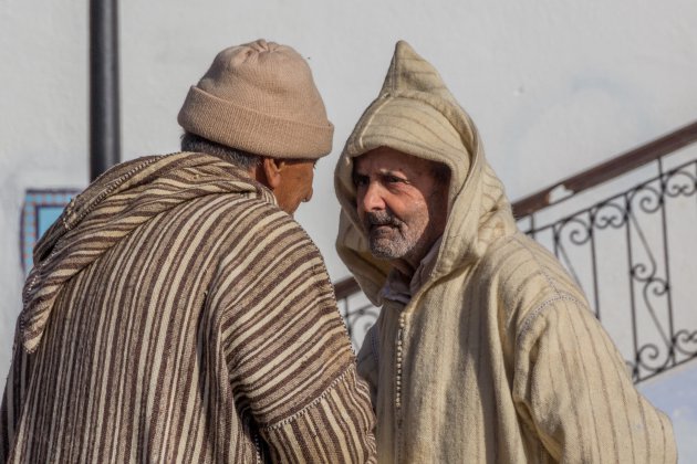 mannenpraat op het plein van Chefchaouen