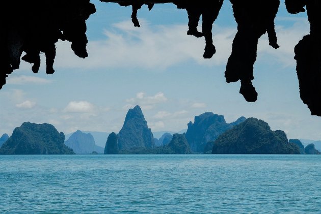 De blauwe eilanden van de Phang Nga baai