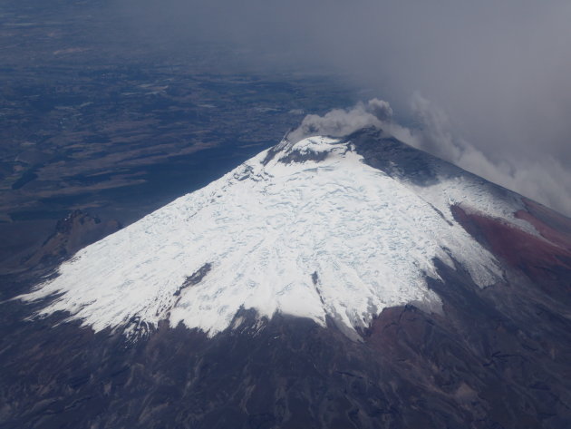 Rokende Cotopaxi vanuit het vliegtuig