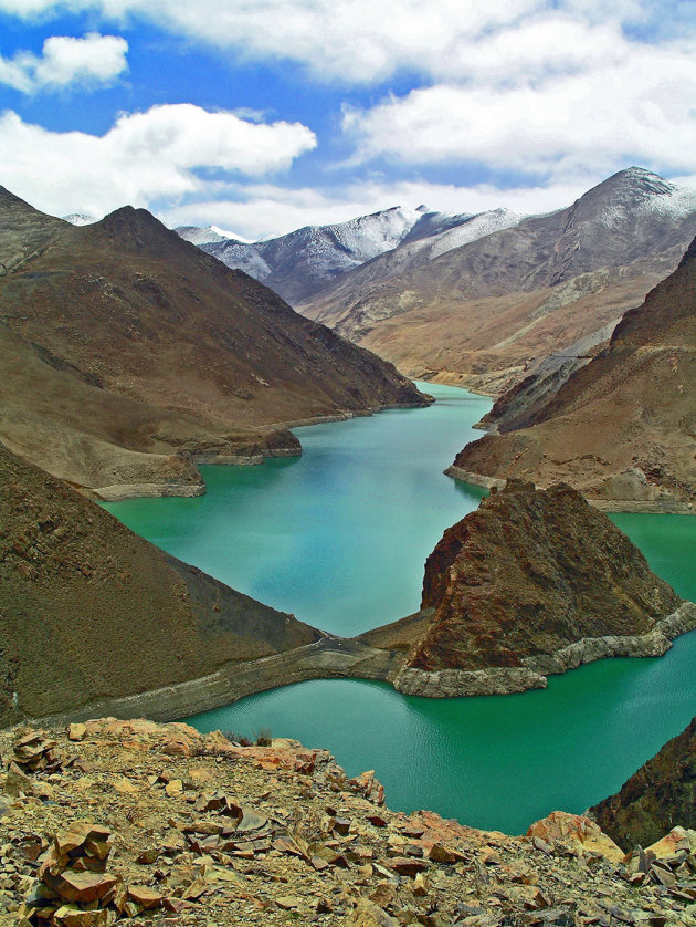 Het turquoise water van Yamdruk Tso