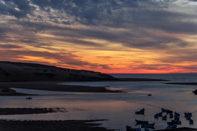 Varen bij zonsondergang bij Moulay Bousselham