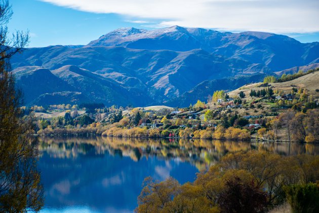 Herfstkleuren weerspiegelen in Lake Hayes, Nieuw Zeeland.