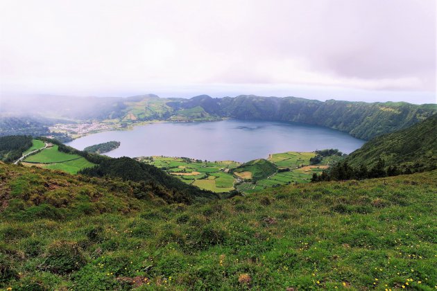 over de kraterrand bij Sete Cidades