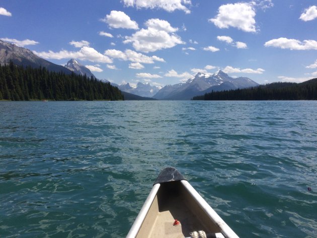 Peddelen over Maligne Lake