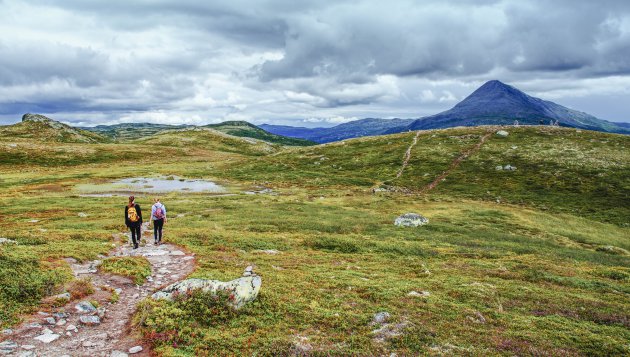 Wandelen met zicht op Gaustatoppen